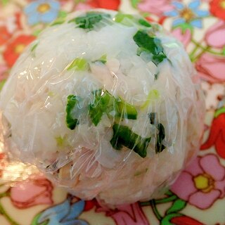 スモークチキンと春菊のカマンベール入りおにぎり♪